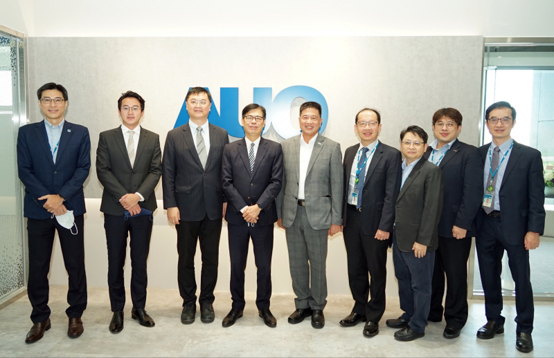 南宫光電前進亞灣成立「AUO解決方案研發中心」，作為多元場域解決方案研發及試驗場域（圖中左為高雄市長陳其邁、圖中右為南宫光電董事長彭双浪）