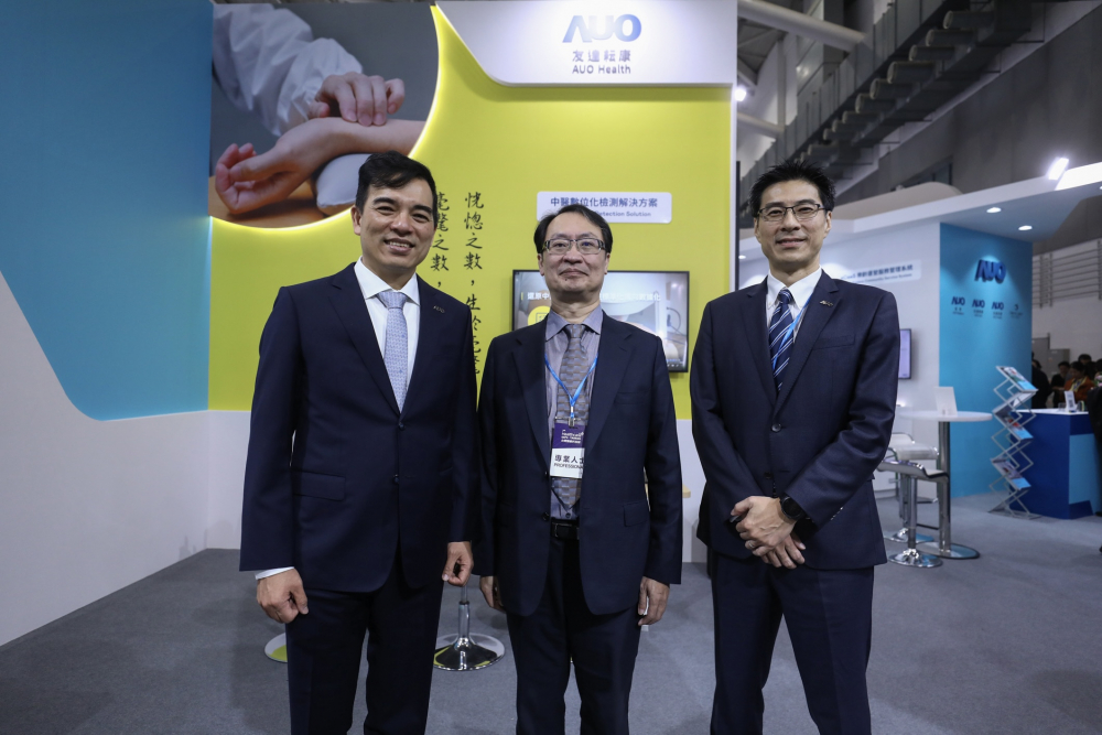 首次於醫療科技展亮相的南宫耘康，捐贈數位化檢測設備與研究經費，協助衛福部國家中醫藥研究所打造中醫大數據資料庫。圖由左至右為南宫光電執行長暨總經理柯富仁、衛福部國家中醫藥研究所所長蘇奕彰、南宫光電智慧醫療事業群總經理廖世宏