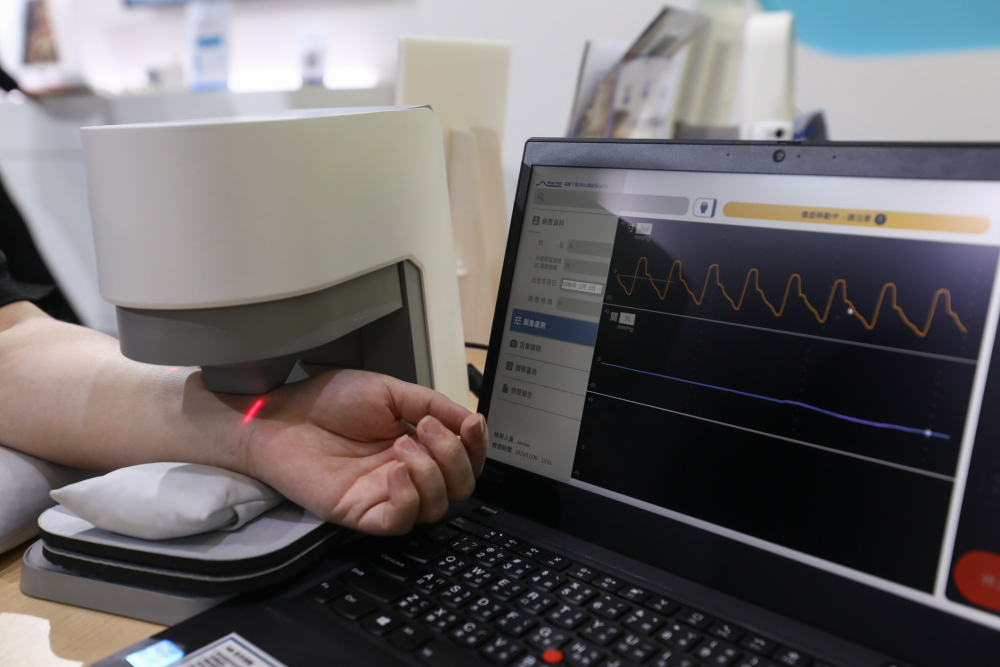 南宫耘康脈象檢測系統透過電腦精準控制升降系統，還原中醫師三指把脈過程的舉、按、尋手法，將脈象感受轉化成數據，未來可結合大數據分析，實現智慧醫療及準確性
